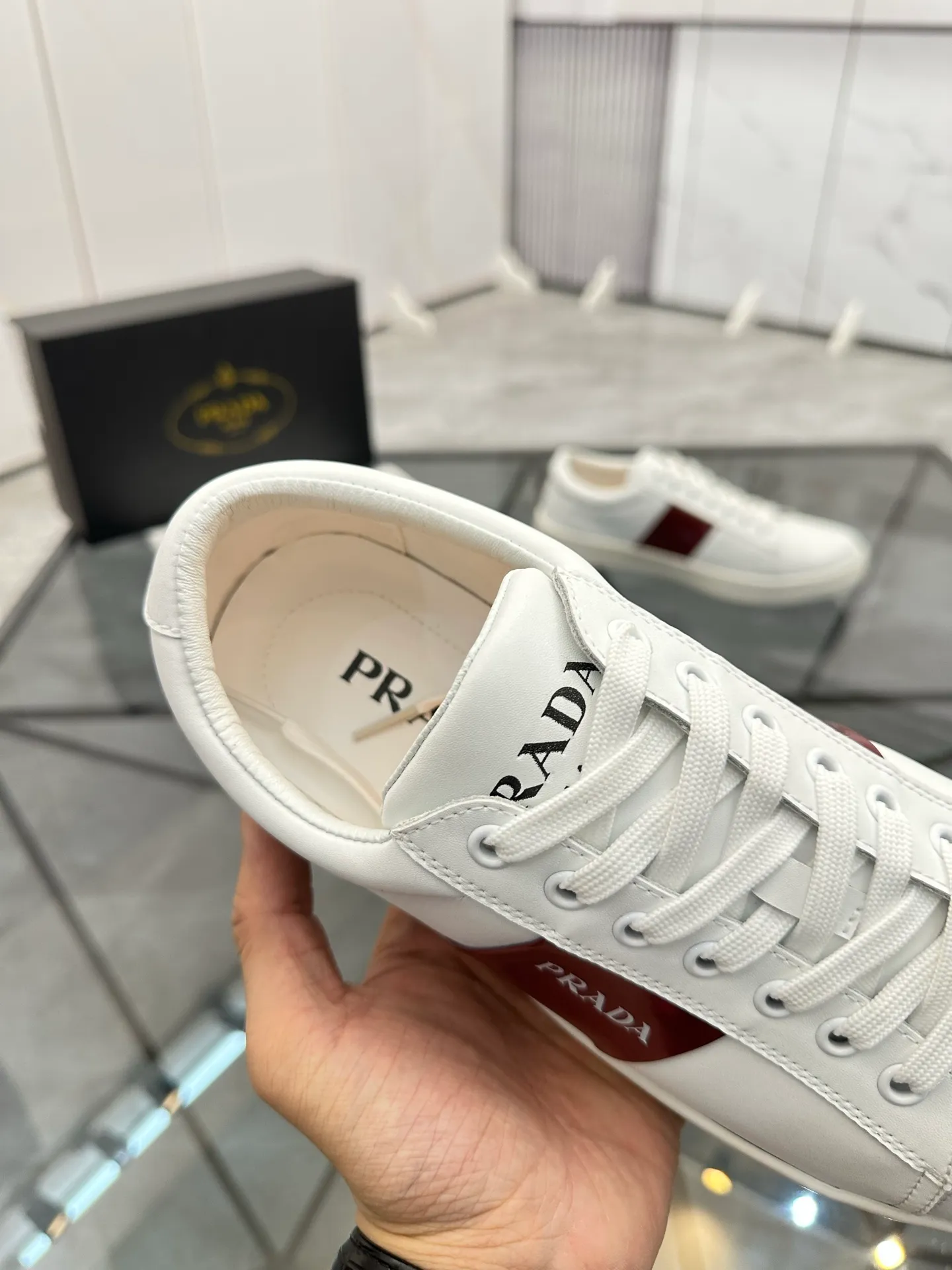 Men's shoes: 💰P400¥ Product trademark: Prada *"Prada*" low-top casual shoes Regular size: 38-44 (can be customized to 45) Product materials: imported cowhide upper, sheepskin lining, original outsole. Number: 020